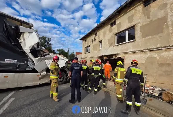 Wypadek z ciężarówką na ul. Mickiewicza w Jaworze — akcja służb