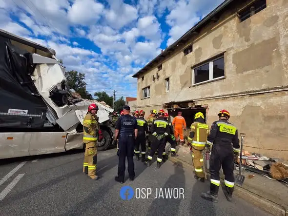 Wypadek z ciężarówką na ul. Mickiewicza w Jaworze — akcja służb