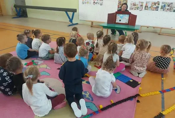 Dzień Kropki w Przedszkolu Samorządowym w Bolkowie – bibliotekarka z teatrzykiem Kamishibai