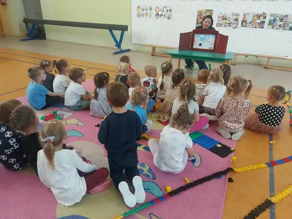 Dzień Kropki w Przedszkolu Samorządowym w Bolkowie – bibliotekarka z teatrzykiem Kamishibai