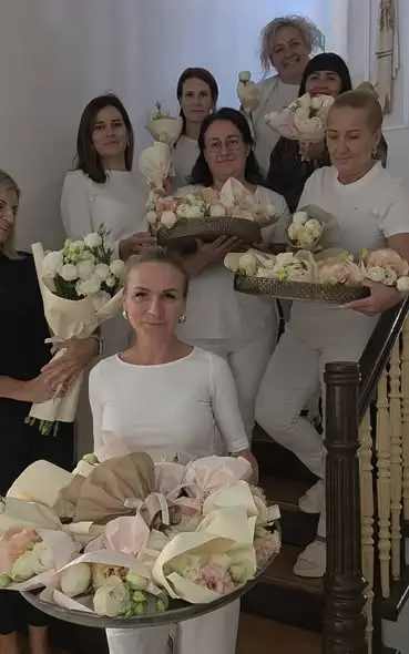 Uczniowie z Jawora podzielili się kwiatami z pensjonariuszami DPS