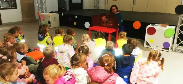 Jesienne spotkanie w bibliotece w Bolkowie: przedszkolaki tworzyły zakładki i zwiedzały wystawę
