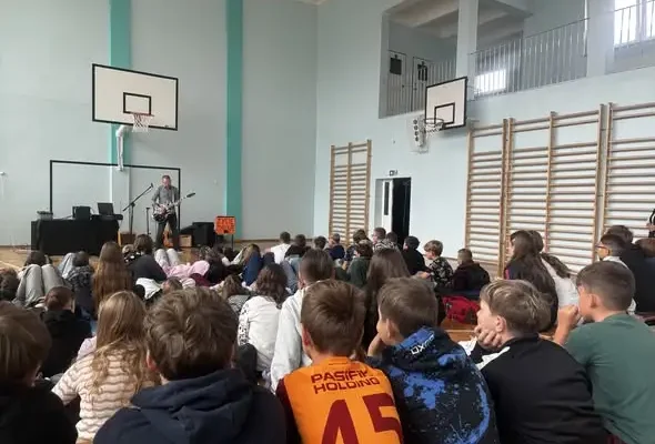 Warsztaty muzyczno-profilaktyczne w Męcince – młodzież uczyła się o wartościach i zagrożeniach cyfrowego świata