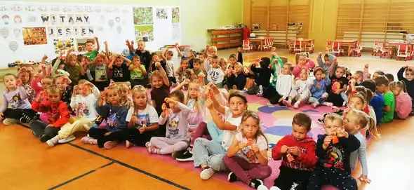 Bolków: strażacy rozdali odblaski najmłodszym mieszkańcom