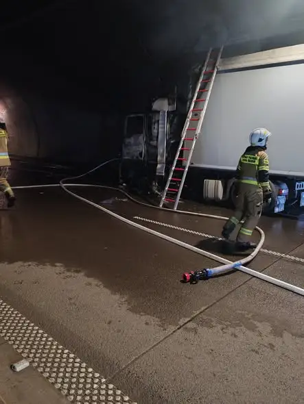Pożar ciężarówki w tunelu TS-26 na S3 — akcja strażaków z Bolkowa