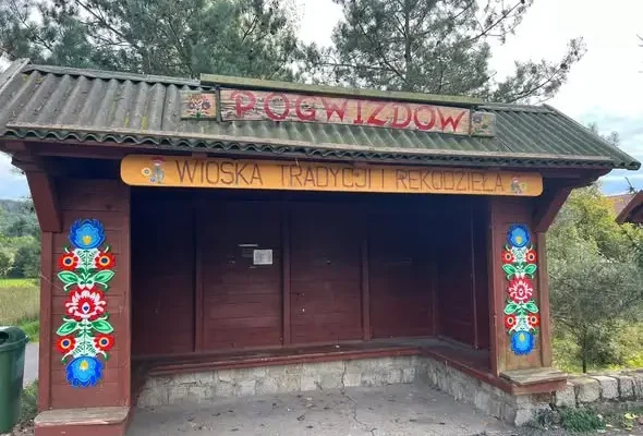 Pogwizdów: mama i córka odświeżyły przystanek autobusowy