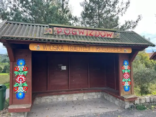 Pogwizdów: mama i córka odświeżyły przystanek autobusowy