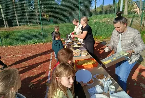 Jesienny Dzień Ziemniaka w szkole – słońce, zabawa i ziemniaczane przysmaki