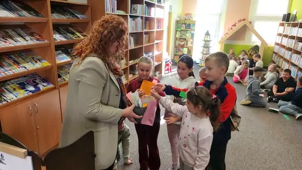 Pasowanie na czytelnika w szkolnej bibliotece – pierwsze książki trafiły do rąk pierwszaków