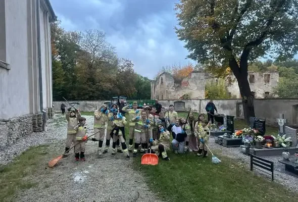 Mściwojów: Młodzież z MDP i DDP ćwiczyła strażackie umiejętności i sprzątała cmentarz